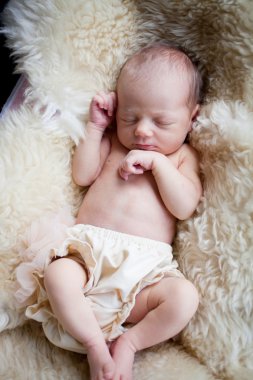 bebek beyaz battaniye uyku