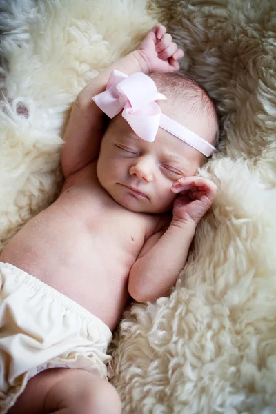 Bebê dormindo em cobertor branco — Fotografia de Stock