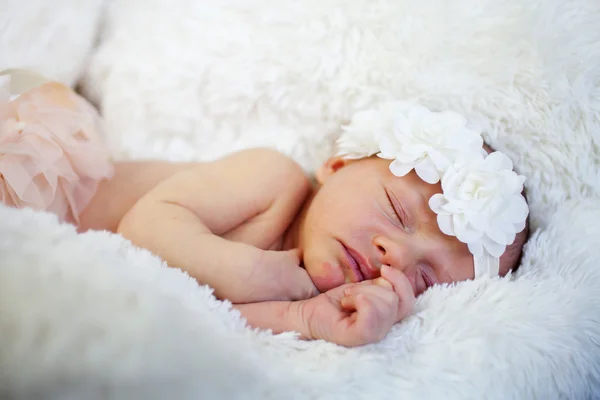 Pasgeboren baby meisje slapen — Stockfoto