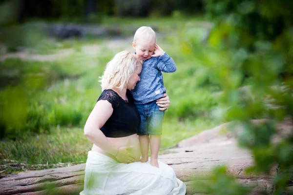 Pregnant mother with her son — Stock Photo, Image