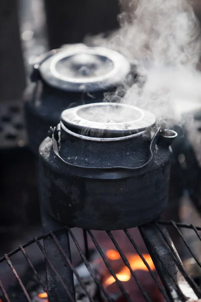 通过篝火煮咖啡 — 图库照片