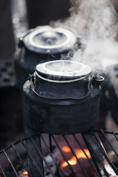 Kaffeekochen am Lagerfeuer — Stockfoto