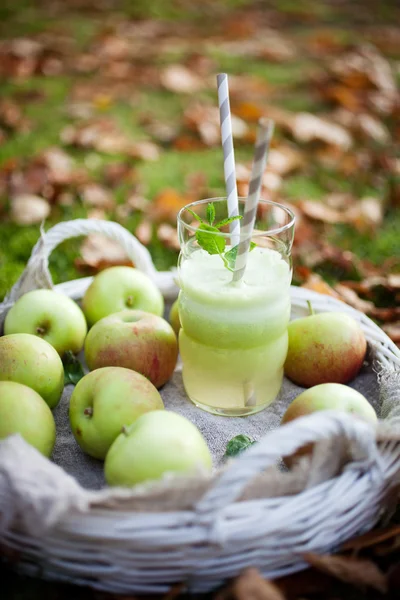 Zelená čerstvá Jablečná šťáva — Stock fotografie