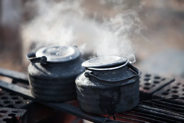 Fazendo café na fogueira — Fotografia de Stock