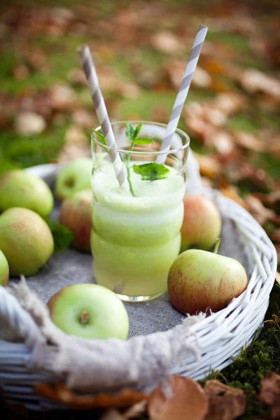 Succo di mela fresco verde — Foto Stock