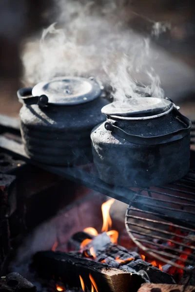 Making coffee by the campfire — Stock Photo, Image