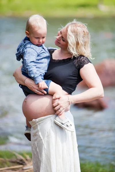 Pregnant mother with her son — Stock Photo, Image