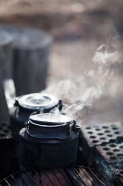 Kamp ateşi ile kahve yapma