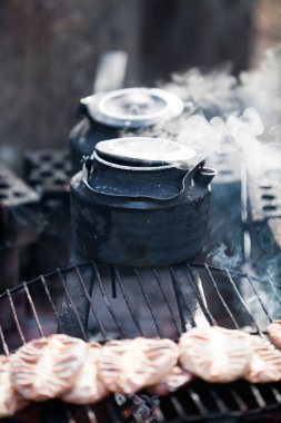 Kamp ateşi ile kahve yapma