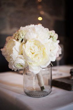 Düğün buketi beyaz peonies ile