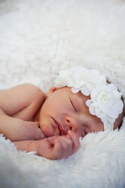 Újszülött kislány alszik — Stock Fotó