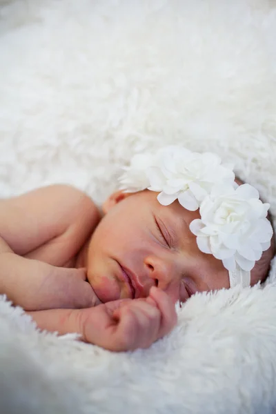 Nouveau-né bébé fille dormir — Photo