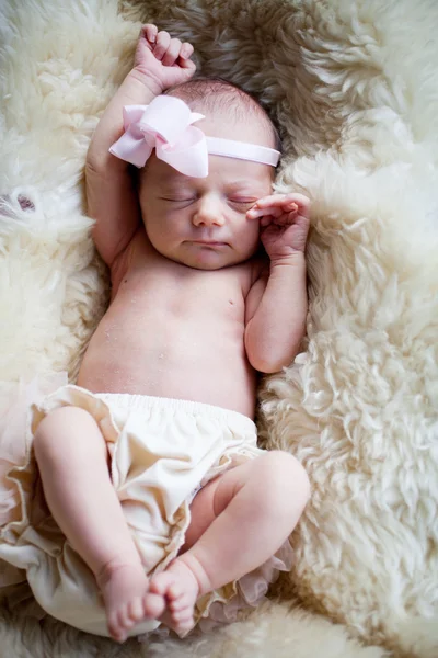 Bebê dormindo em cobertor branco — Fotografia de Stock