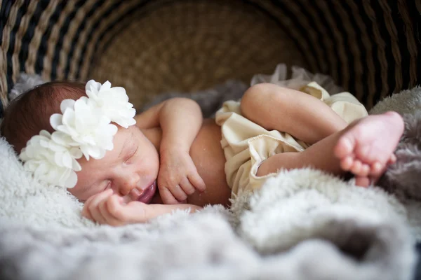 Bebé recién nacido durmiendo — Foto de Stock