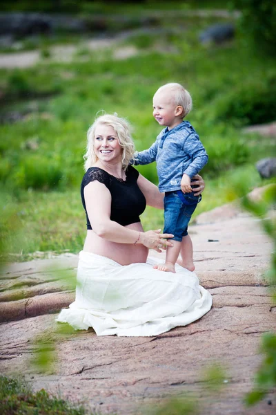 怀孕的母亲和她的儿子 — 图库照片