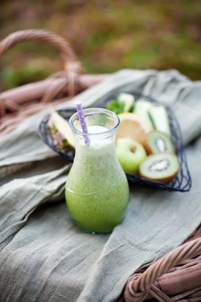 Green fresh apple  juice — Stock Photo, Image