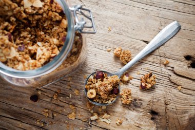 Granola fındık ve badem ile