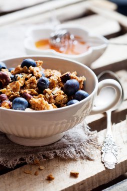 Süt ile ev yapımı granola