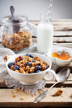 Süt ile ev yapımı granola