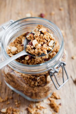 Granola fındık ve badem ile