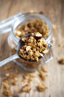 Granola fındık ve badem ile