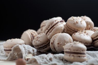 Bademli kurabiye fındık ve çikolata ile