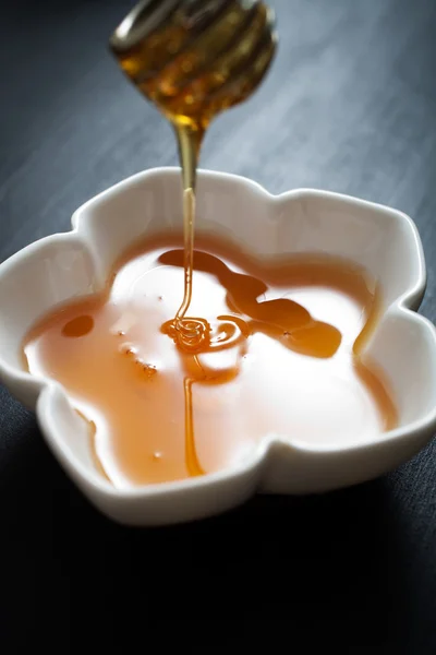 흰 그릇에 꿀 — 스톡 사진