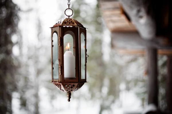 Laterne hängt auf Veranda — Stockfoto