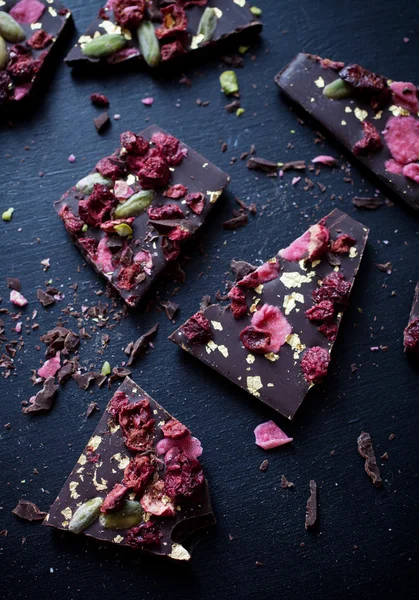 Handgemachte Schokolade mit Beeren — Stockfoto