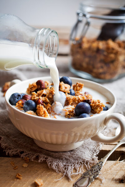 Домашняя гранола с молоком
