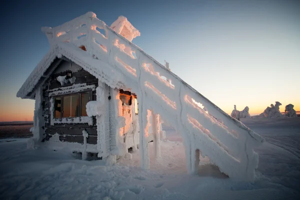 Casa cubierta de nieve — Foto de Stock