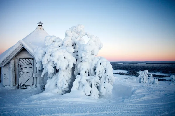 Hus täckt med snö — Stockfoto