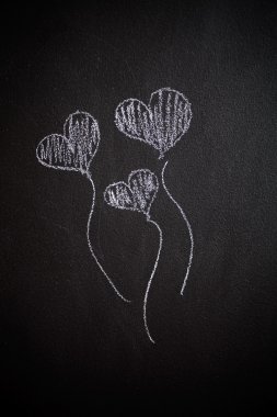 Kara tahta çizilen Kalpler