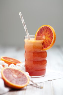 suyu kan portakal rengi