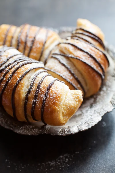 Cruasanes caseros con chocolate —  Fotos de Stock