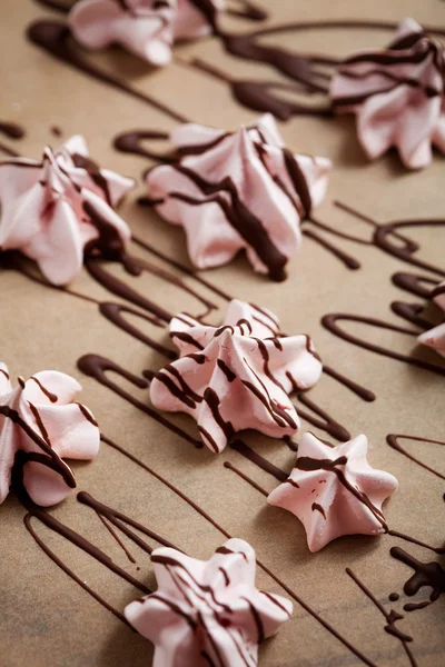 Merengues rosa com chocolate — Fotografia de Stock