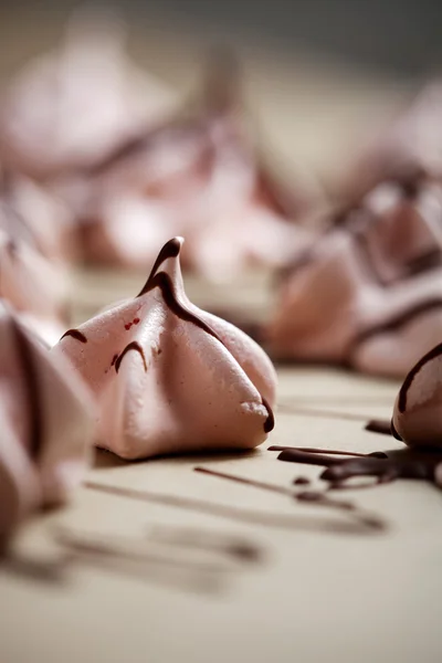 Merengues rosa com chocolate — Fotografia de Stock