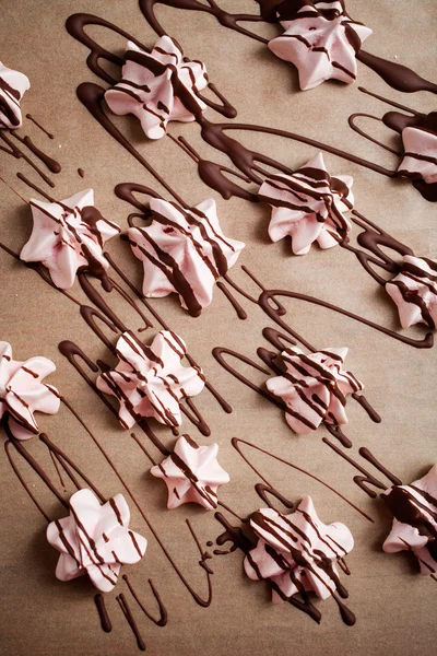 Merengues rosa com chocolate — Fotografia de Stock