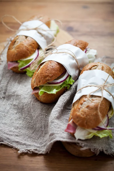Baget jambon ve peynir ile