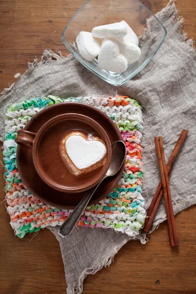 Chocolate quente com coração — Fotografia de Stock