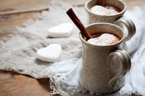 Chocolate quente com corações — Fotografia de Stock