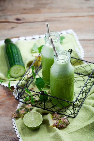 Friskt grön juice — Stockfoto