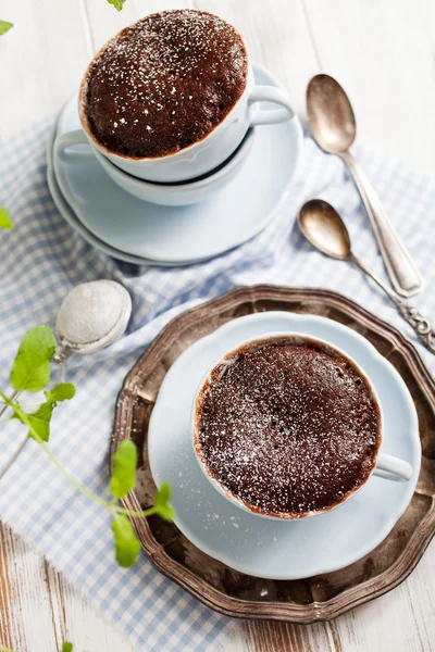 Bolos de chocolate em canecas — Fotografia de Stock