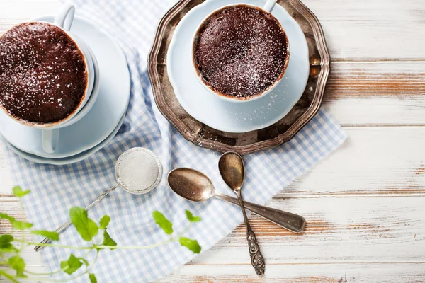 Chocolate cakes in mugs — Stock Photo, Image