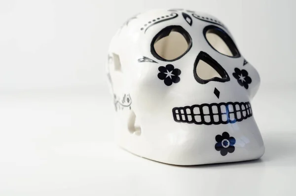 セラミック頭蓋骨Calaveraから死者のメキシコの日で伝統的な装飾品 装飾用ダイアロスムエルトス — ストック写真