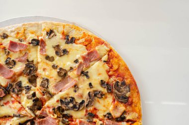 Geleneksel hamurlu, jambonlu, mantarlı ve mozzarellalı taze pişmiş büyük pizza, tipik İtalyan yemeği.