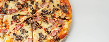 Geleneksel hamurlu, jambonlu, mantarlı ve mozzarellalı taze pişmiş büyük pizza, tipik İtalyan yemeği.