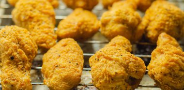 Güney çıtır çıtır kızarmış tavuk kanatları, metal tepside kızarmış tavuk kanatları, fast food.