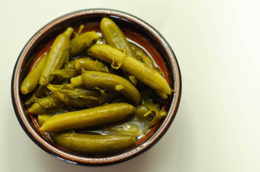 Salatalık turşusu salatalık turşusu geleneksel tariflere göre seramik kasede servis edilir.