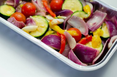 Kırmızı soğan, kabak, kiraz domatesleri, kırmızı biber ve sarı biber, kolza yağı ve fesleğen sosu, Akdeniz sebzeleri.